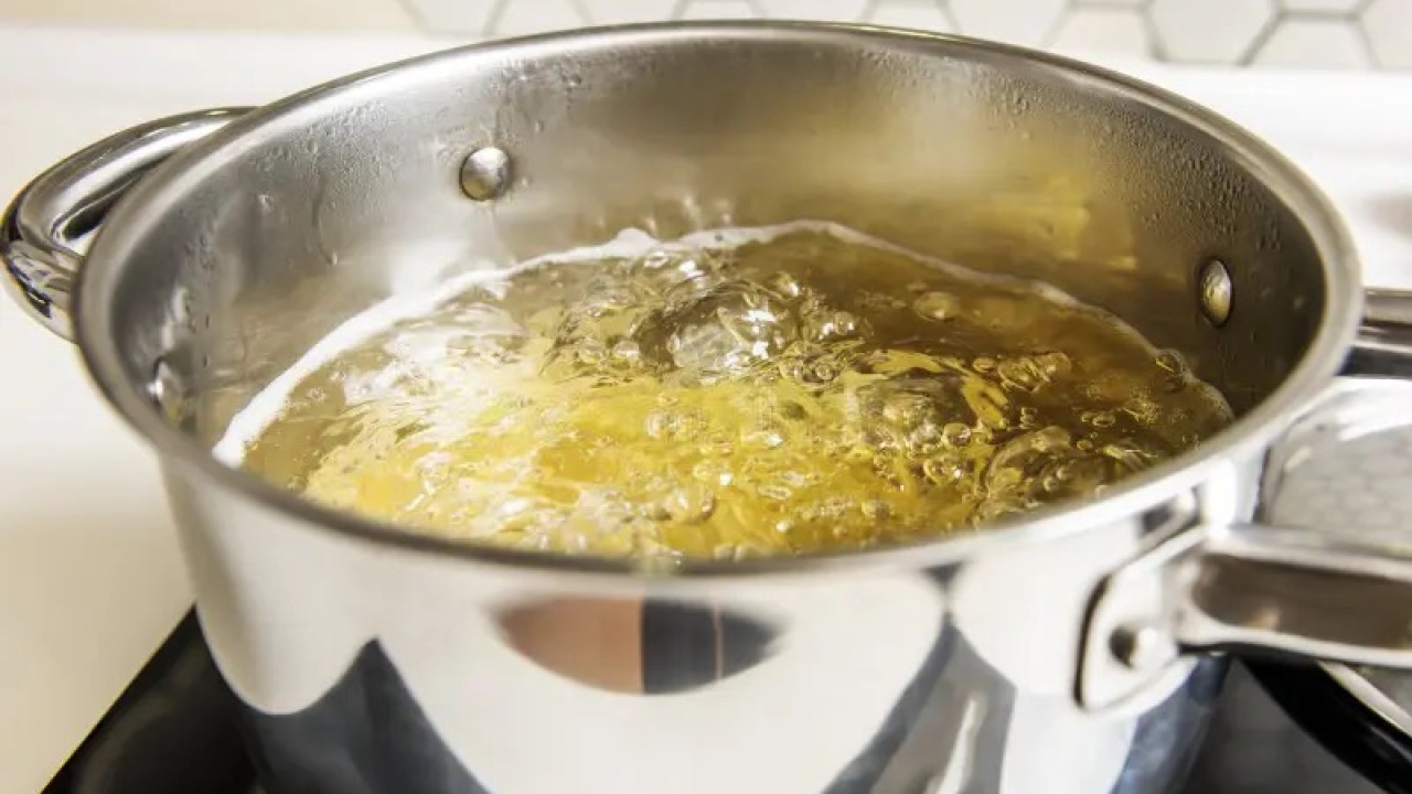 Әйел 7 айлық сәбиін қайнаған сорпаға түсіріп алды