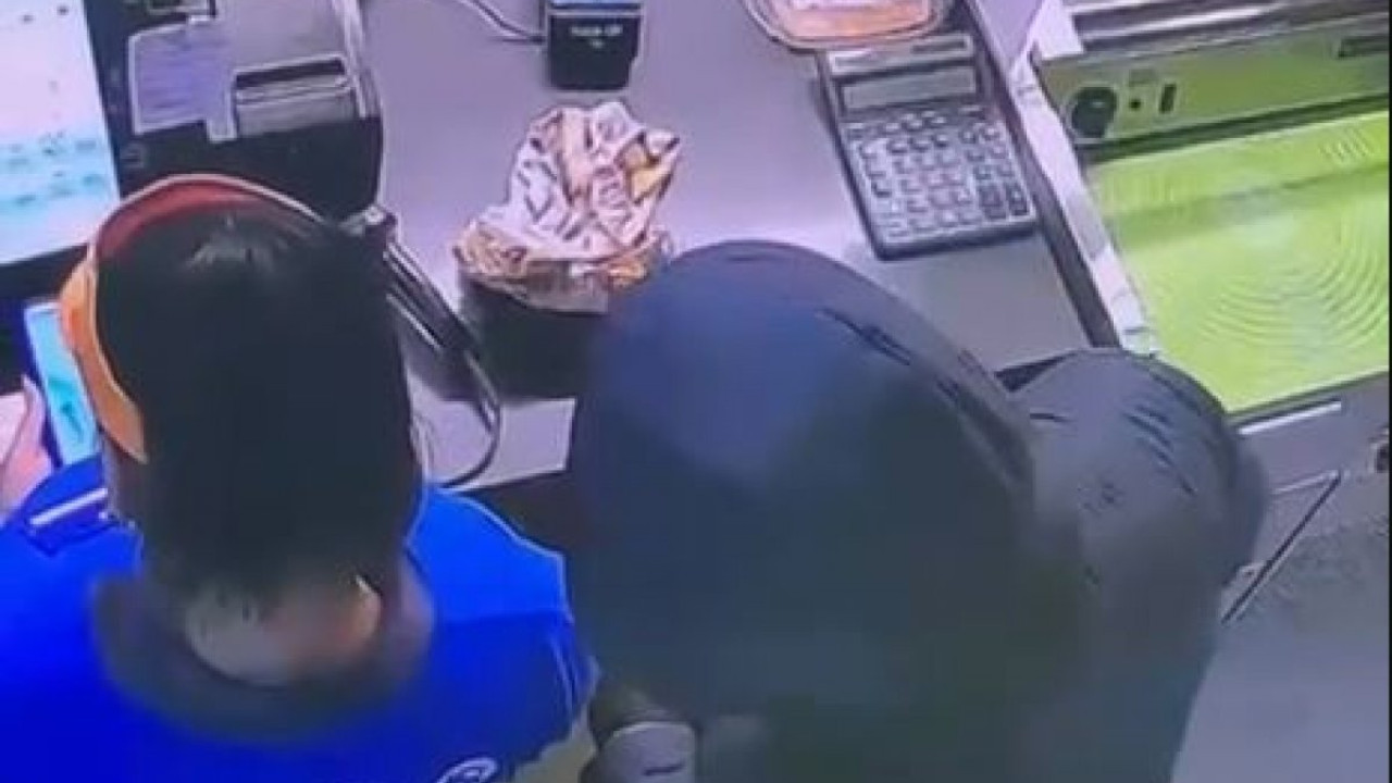 Ақтаудағы жанармай бекетінде ер адам кассирге пышақ кезенген