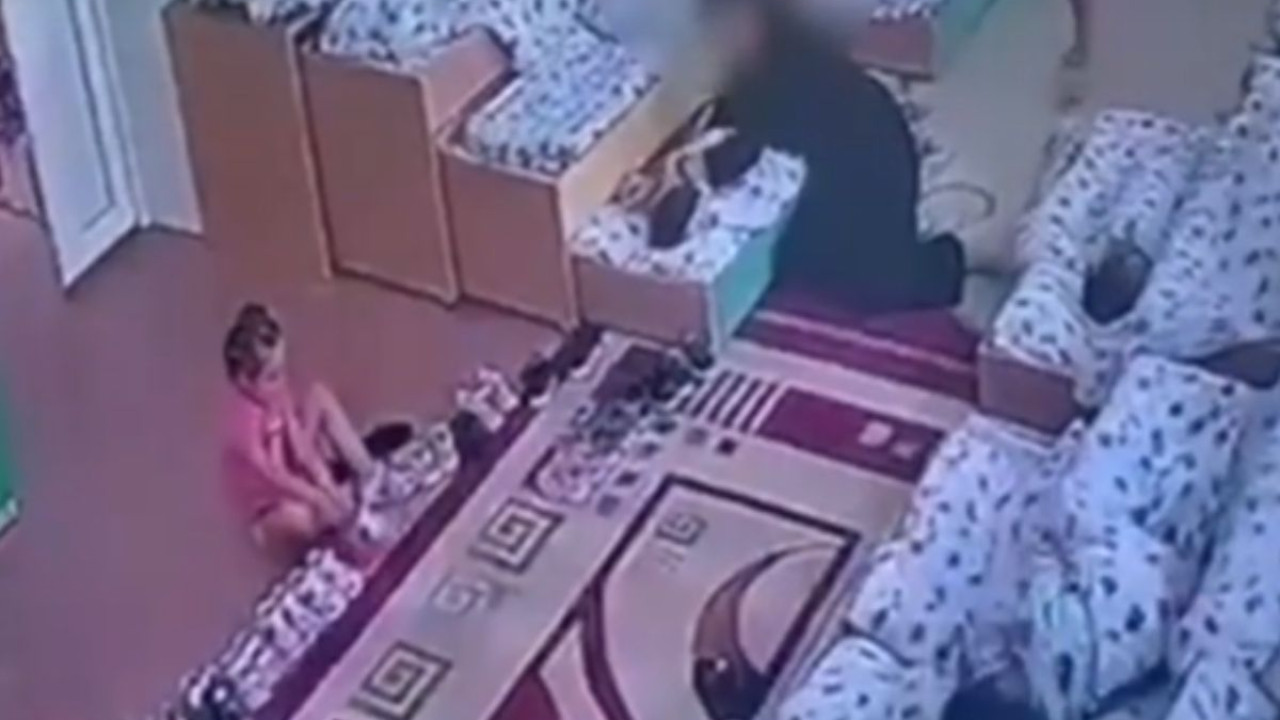 Семейдегі балабақшада тәрбиеші баланы бір сағат бойы тұншықтырған (ВИДЕО)