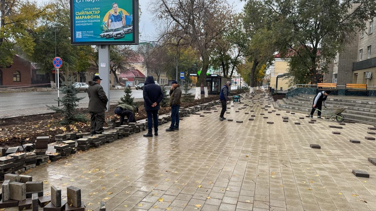 Тоқаев пен Путин келеді деген соң Оралда көшелерді жөндеу жұмыстары жүріп жатыр