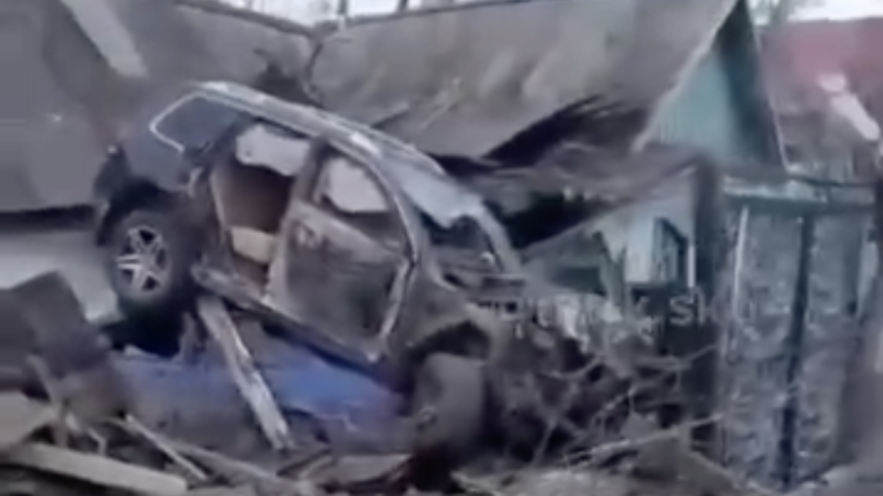 Тайыншада жылдамдықты асырған көлік сарайды қиратып тастады (ВИДЕО)