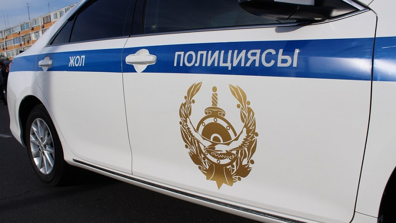 ШҚО тұрғыны полиция көлігінің үстіне шығып алған