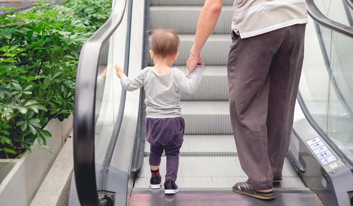 Ақтау әуежайы эскалаторда жарақат алған бала үшін 2 млн теңге өтемақы төлейді