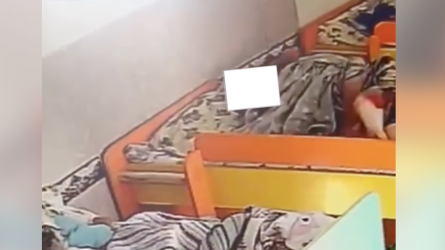 Алматыдағы балабақшада кішкентай бала екі қабатты төсектен құлап жарақат алды (ВИДЕО)
