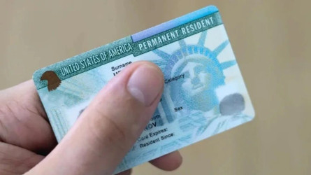 США начинают пересмотр дел обладателей грин-карт из 19 стран