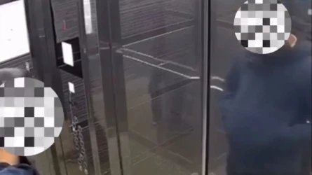 Ақтөбелік ер адам лифтіге түкіріп кеткені үшін жазаланды (ВИДЕО)