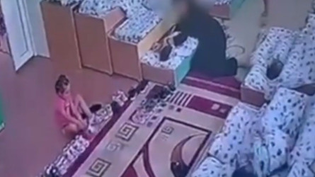 В детском саду Семея воспитательница час душила ребёнка (ВИДЕО)