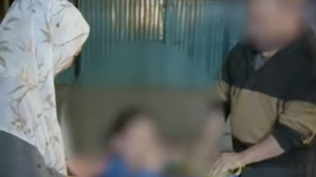 Бөшкеге басын батырған: Ата-ана өз қызын хиджаб киюге мәжбүрлеп, қинаған (ВИДЕО)