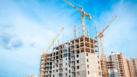 В Астане трое рабочих упали с высоты
