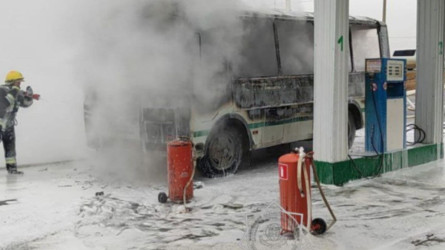 Атырау облысында жанармай бекетінде автобус өртенді