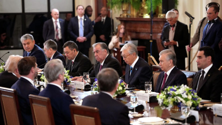 Өзбекстан мен Түрікменстан басшылары Трамппен орысша сөйлесті