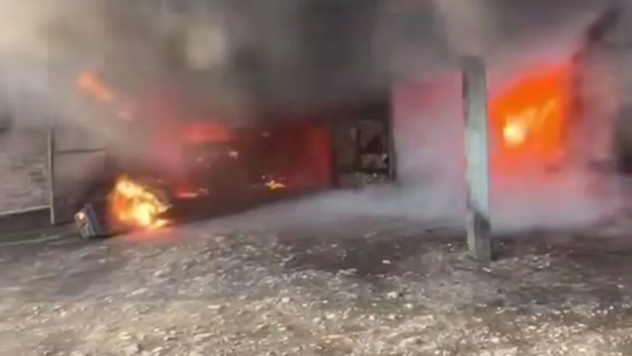 ШҚО-да гараж өртеніп, екі көлік жанып кетті