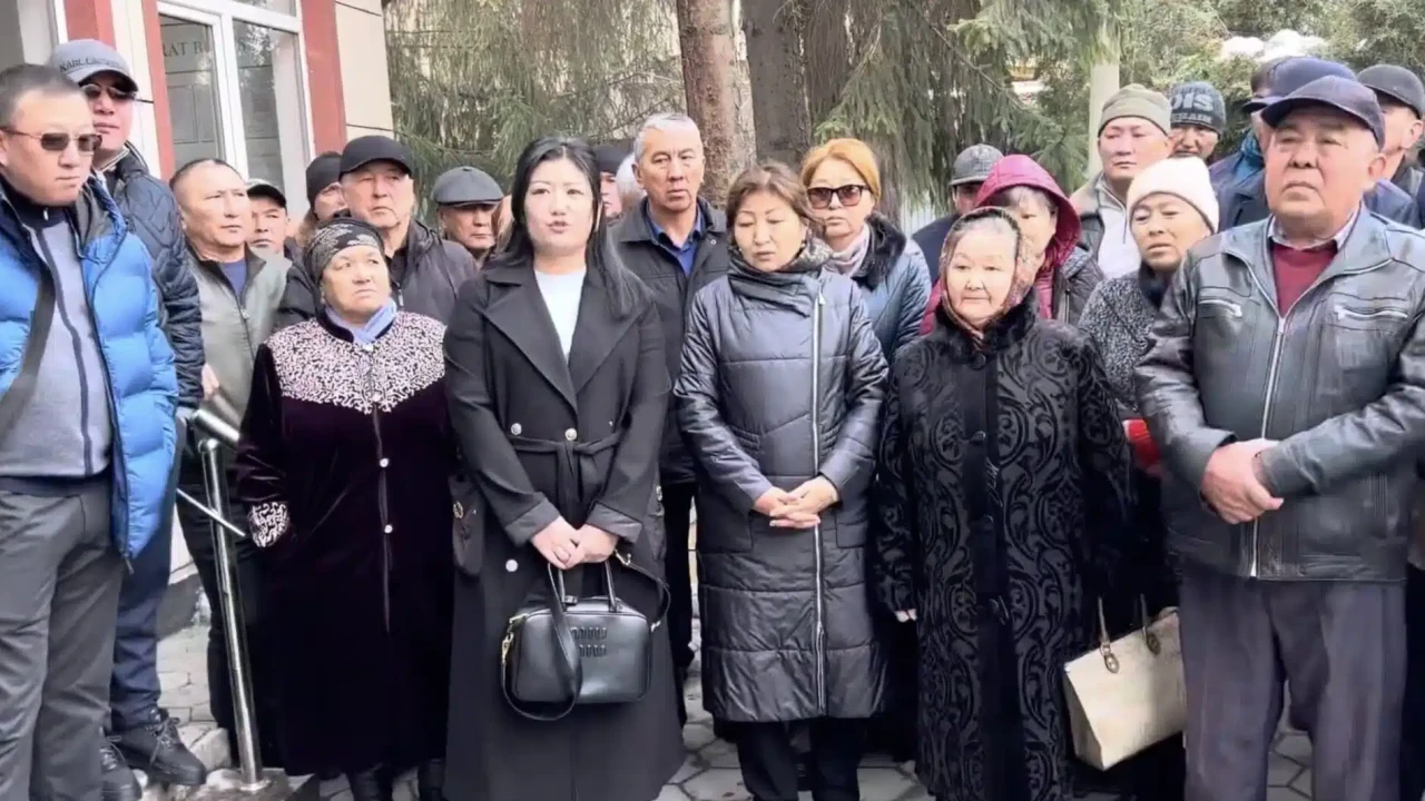 «Әділ шешім болмаса, өзімді өртеймін»: Хасан Қасымбаевтың туыстары шу шығарды