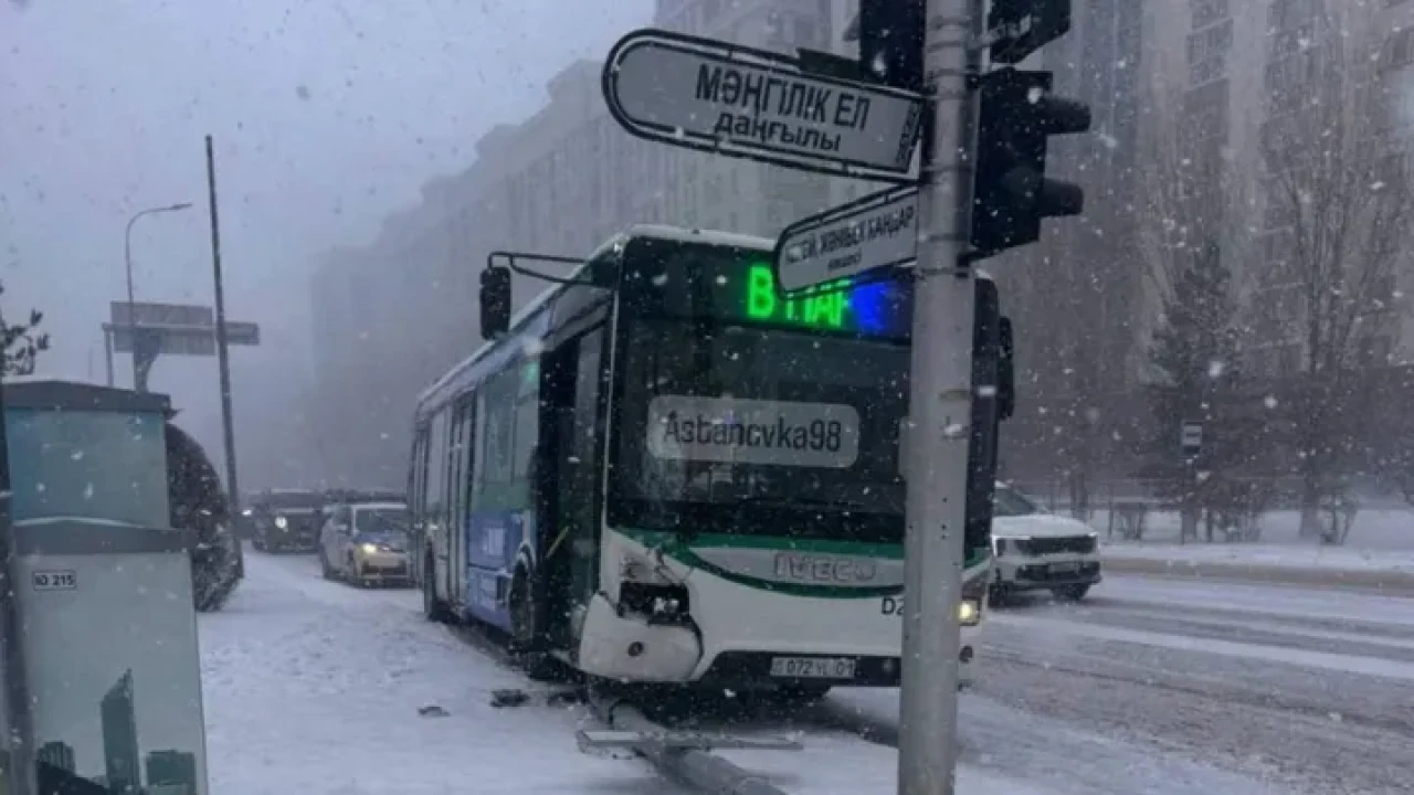 Астанада автобус жарық бағанасына соғысып қалды