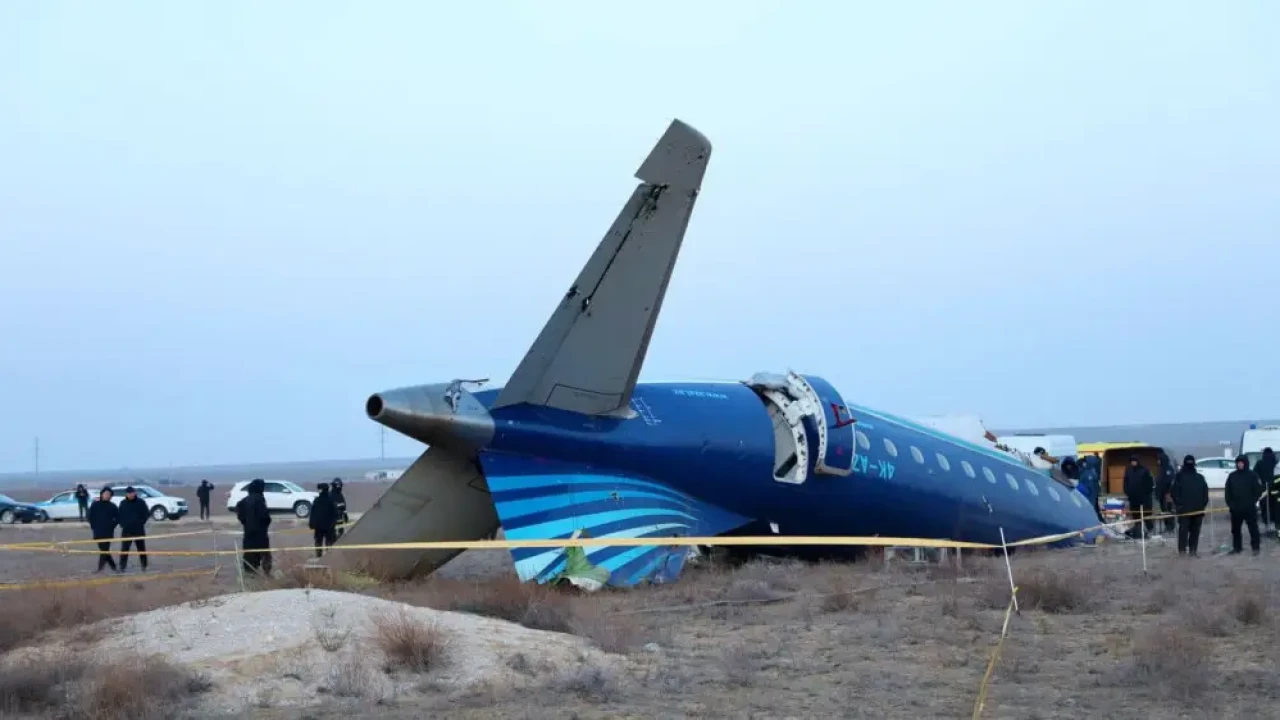 Казахстан готовится завершить расследование крушения самолёта AZAL в Актау