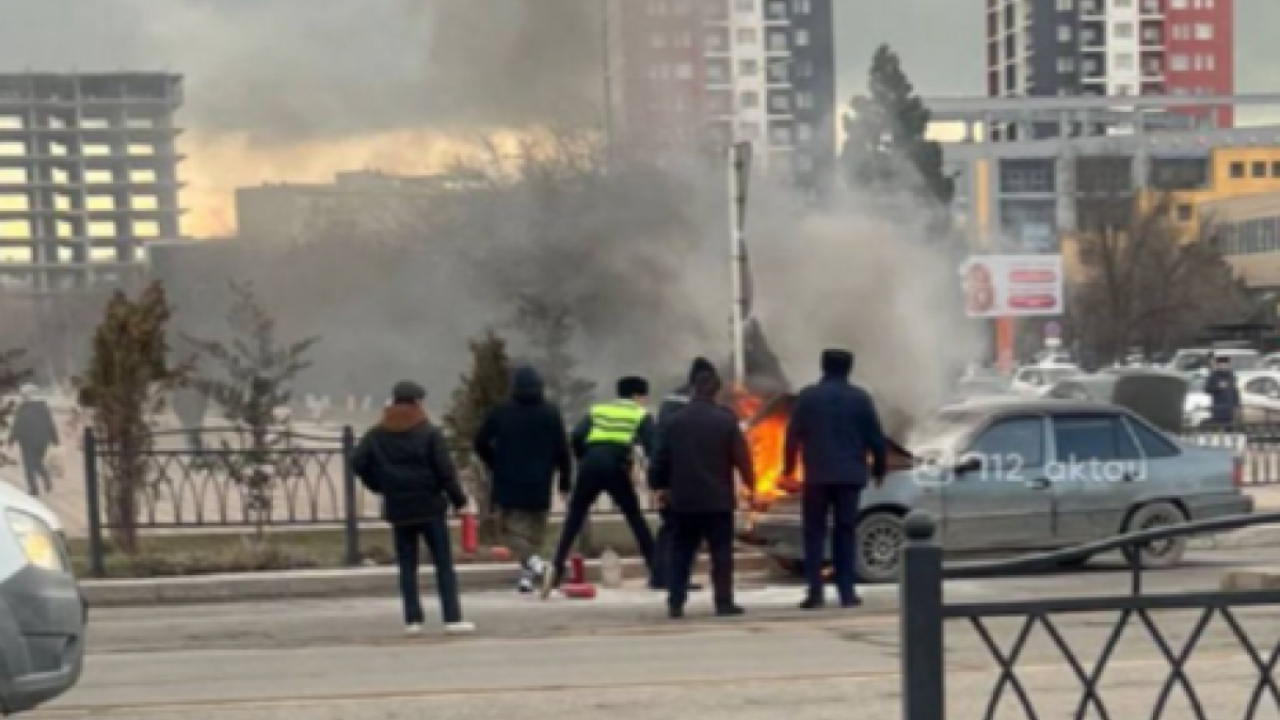 Ақтауда полицейлер жолдағы өртті сөндіріп, жүргізушінің өмірін сақтап қалды