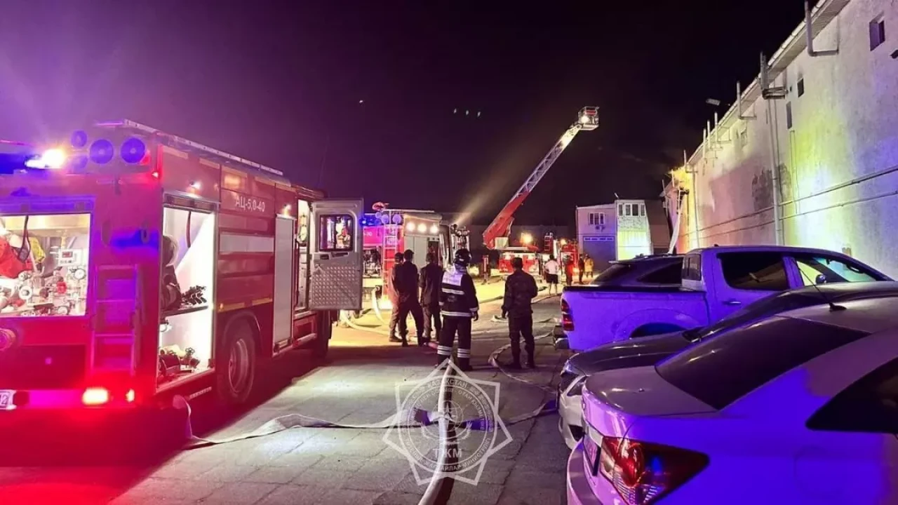 В Алматы ночью вспыхнул пожар в квартире: эвакуированы 30 жильцов