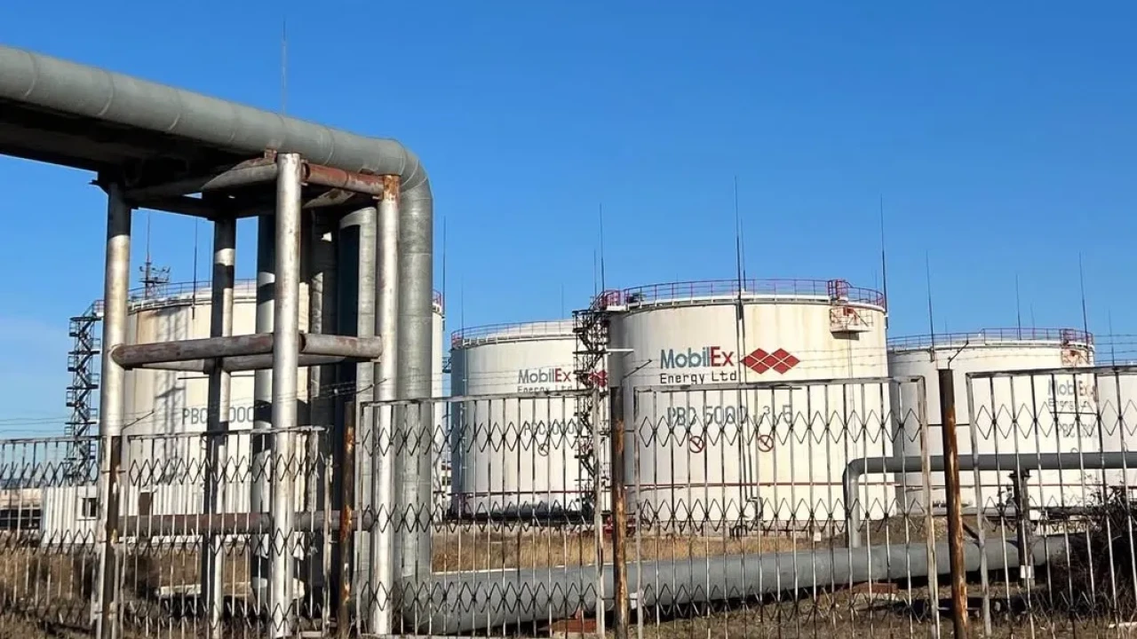 Ақтауда мұнай иісі сезілді: Экологтар көзге көрінбейтін қауіптің себебін іздеуде