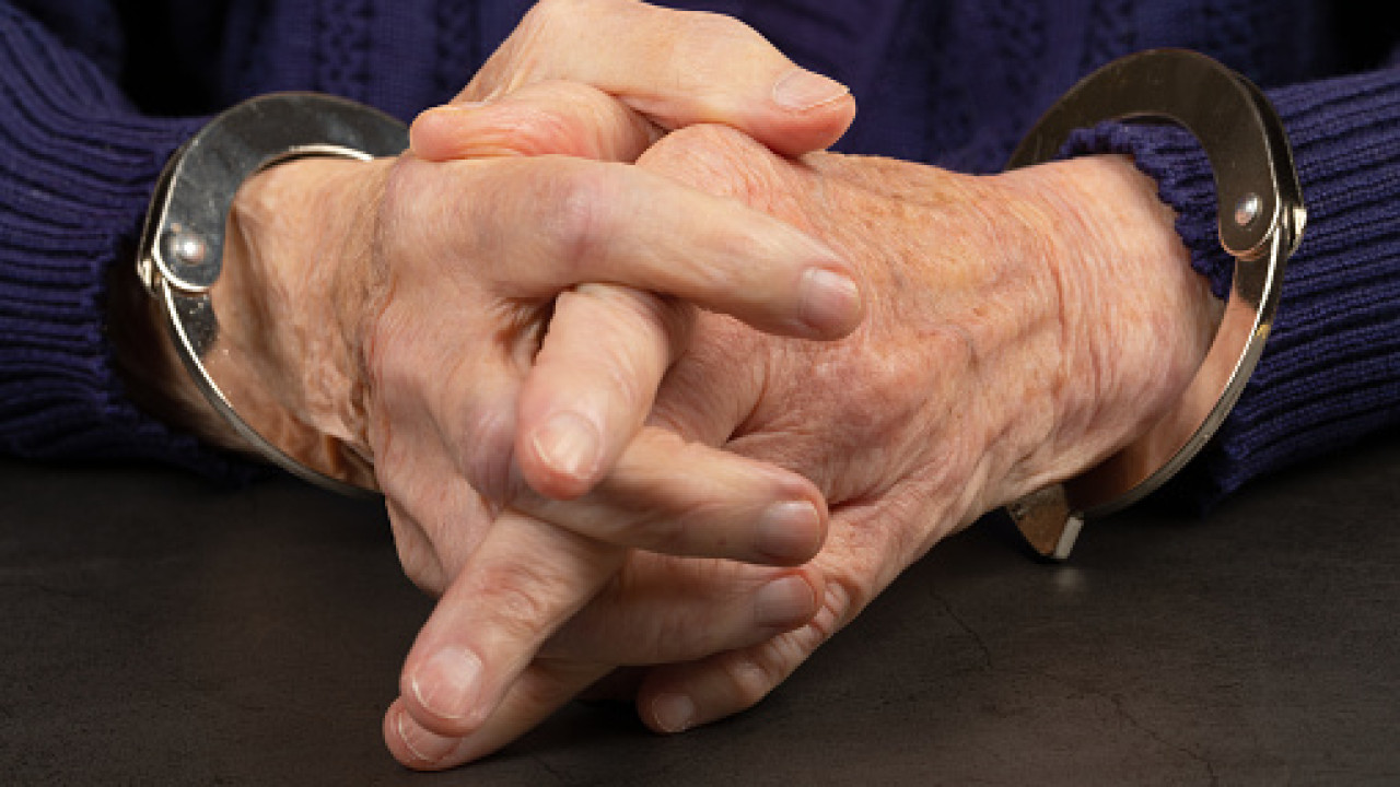 74 жастағы қазақстандық әжей Орынбор әуежайында полицейлерге шабуыл жасады