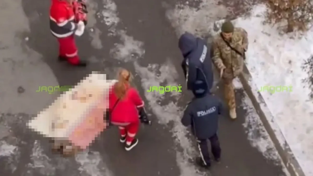 В Алматы 24-летняя девушка погибла, упав с 12-го этажа