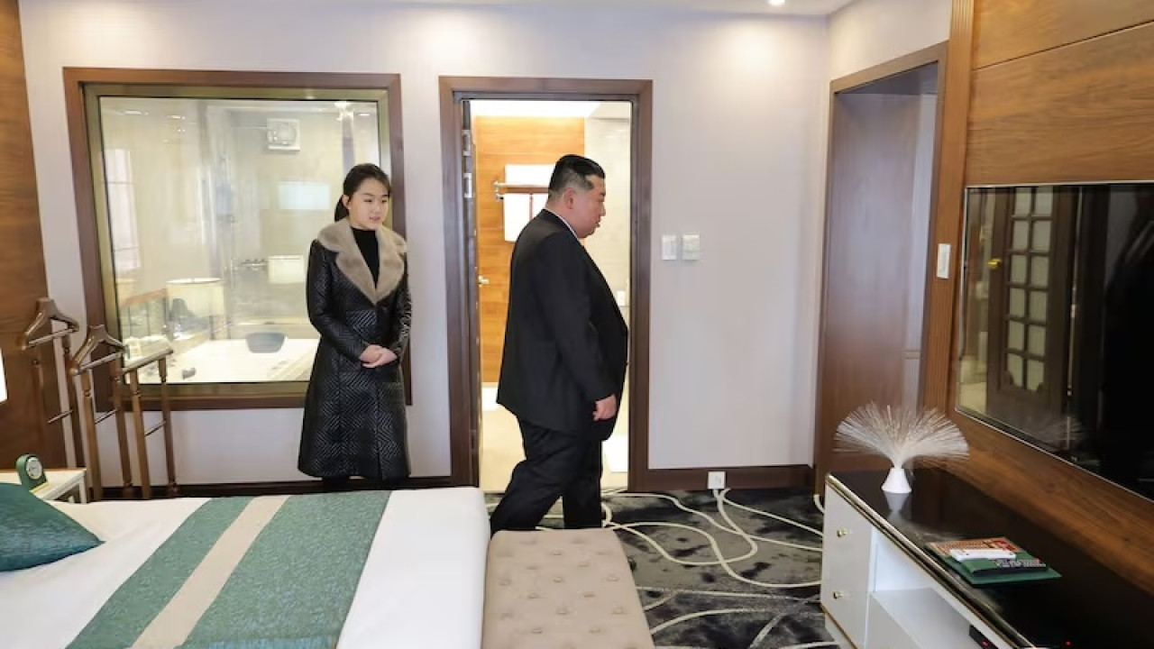 Ким Чен Ын қызымен бірге жаңа туристік қонақүйлер ашты