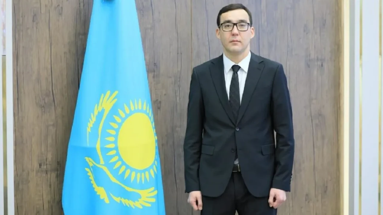 Ақтөбеде мемлекеттік баспаналарды туыстарына берді деген шенеуніктің соты өтіп жатыр