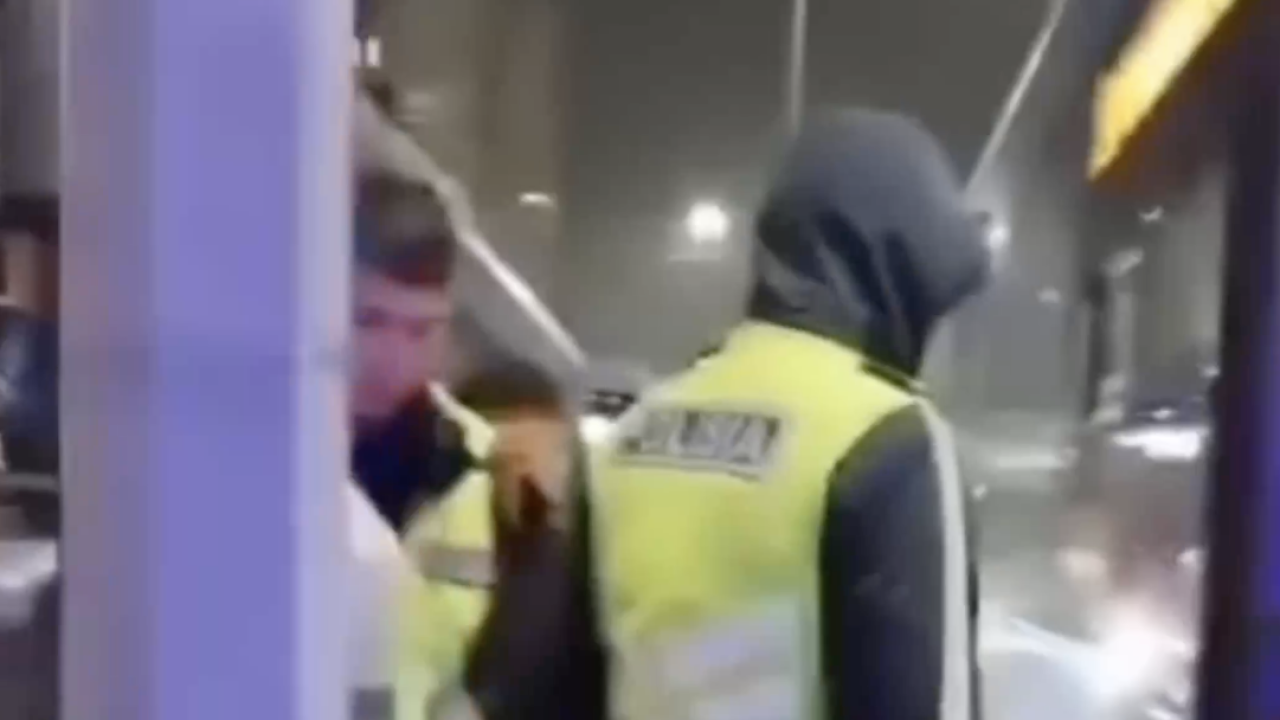 Астанада жасөспірімдер автобус жүргізушісіне бұрыш баллонын шашып қашпақ болды (ВИДЕО)