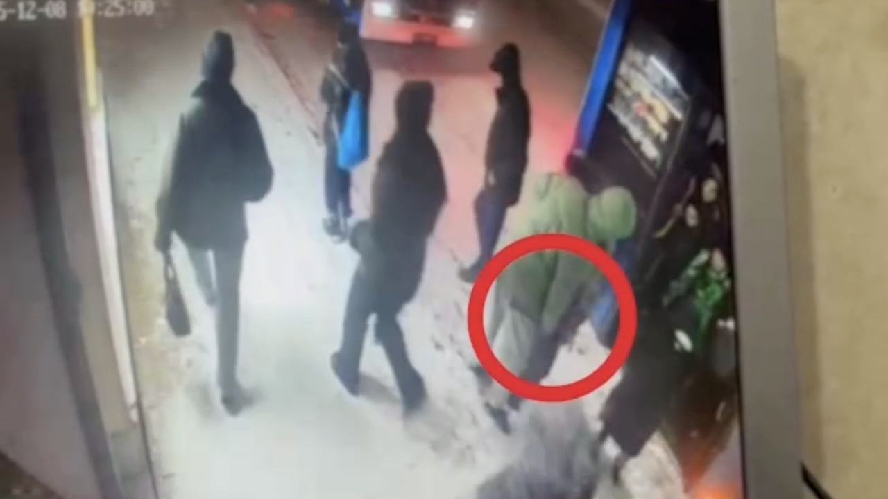 Астанада автобусқа мінген оқушыны тонаған шетелдік ұсталды (ВИДЕО)