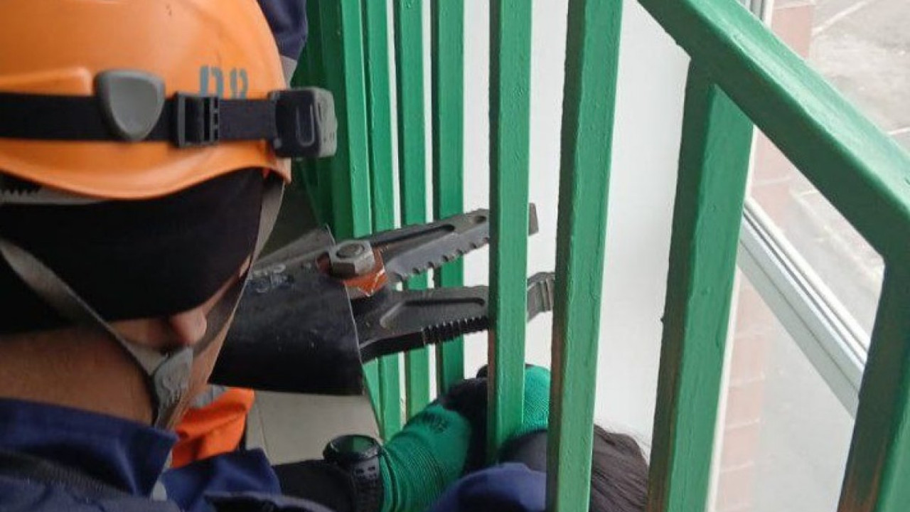 В Кызылорде маленькая девочка застряла в металлической решётке