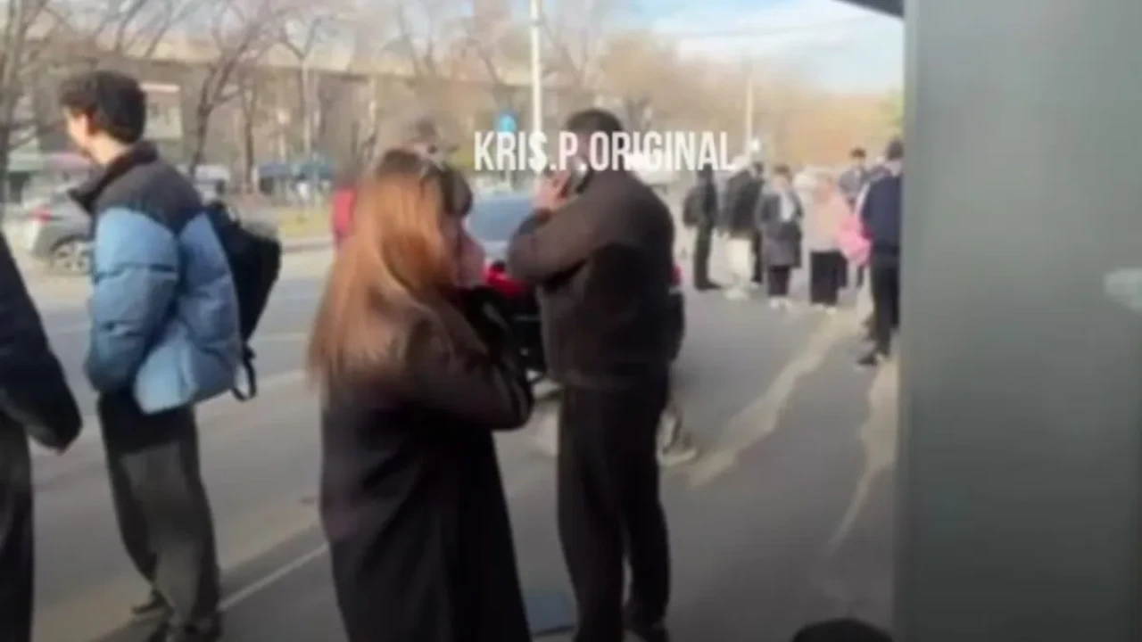 Алматыда BMW аялдамада тұрған екі адамды сүйреп өтті