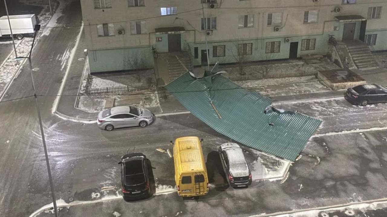 Шатырлар ұшып, жарық өшті: Атырау облысында төтенше жағдай режимі жарияланды