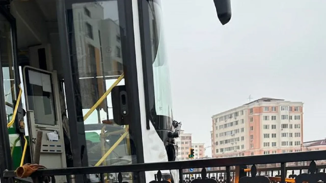 Астанада көктайғақ салдарынан автобус жол апатына ұшырады (ФОТО)