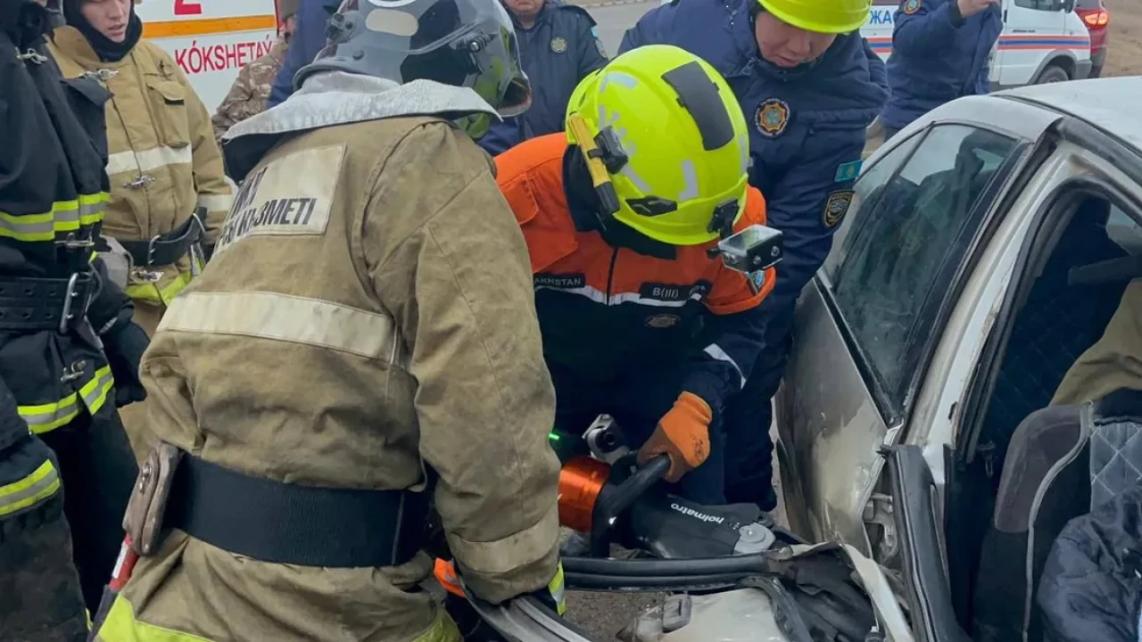 На трассе в Акмолинской области пассажира зажало в автомобиле после ДТП