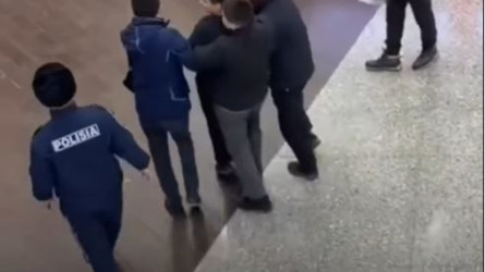 В астанинском торговом центре попытались силой увезти молодого человека в армию