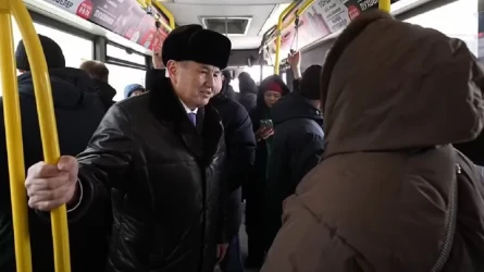 ШҚО әкімі Өскеменде автобусқа мініп, жолаушылармен сөйлесті
