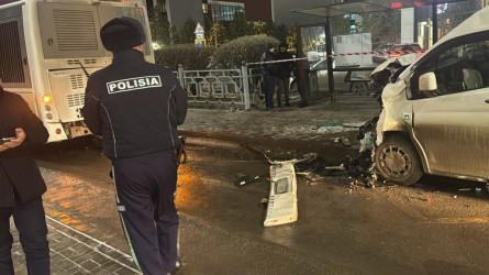 Астанадағы жойқын жол апаты: микроавтобус автобусқа соғылып, жүргізуші қаза тапты