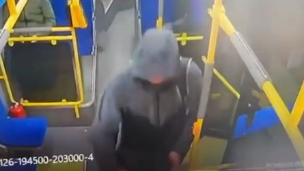 Алматыда ұры сейфті троллейбуспен әкетпек болып ұсталды (ВИДЕО)