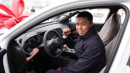 Сакену Бибосынову подарили люксовый автомобиль за победу на чемпионате мира