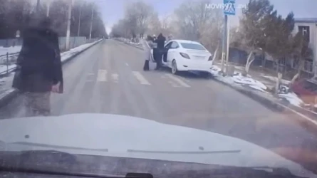 В Актобе ребёнок попал под машину на пешеходном переходе: свидетельница набросилась на водителя
