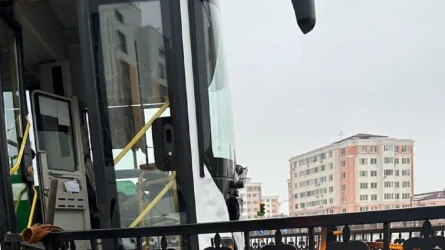 Астанада көктайғақ салдарынан автобус жол апатына ұшырады (ФОТО)