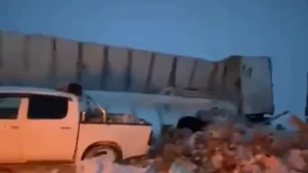 Маңғыстауда фура аударылып, жүргізуші йогурттарды халыққа таратып берді (ВИДЕО)