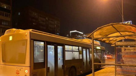 Семейде түнде кондуктор кішкентай баланы автобустан түсіріп жіберген
