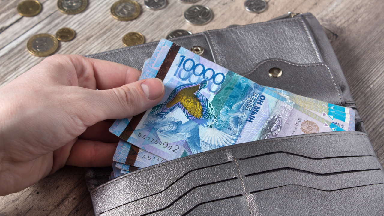 Средняя зарплата алматинцев составила 539 тысяч тенге