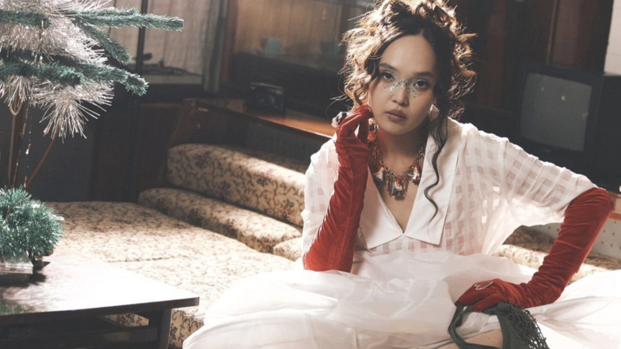 «Не шегеді екен?»: Әнші Жанар Айжанованың қызы ерекше суреттерімен талқыға түсті