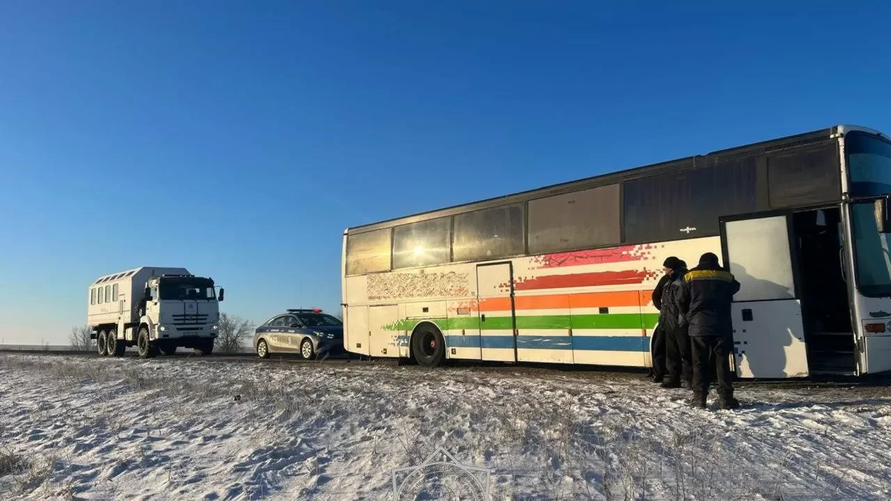 В ЗКО спасли пассажиров и водителей сломавшегося на трассе автобуса