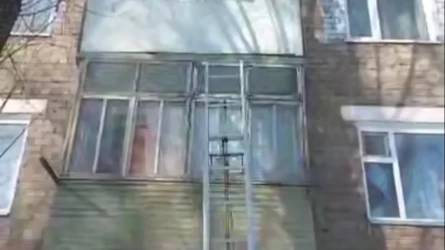 Балконда қамалып қалған әжейді құтқарушылар аман сақтап қалды