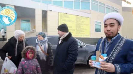 Діни қызметкерлер көше тазалаушыларға бауырсақ пен шай таратқан