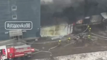 В Астане горит ТРЦ "Сарыарка"