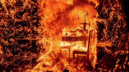 Өскемендік жас жігіт үш туысын балталап, үйді өртеп кеткен
