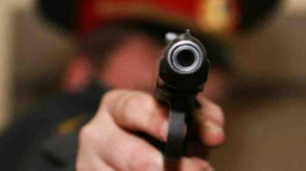 В Актобе полицейский выстрелил в знакомого из табельного оружия